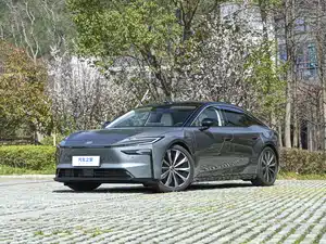 全新硬派中大型SUV 三电机四驱插混动力 吉利银河战舰700首发亮相